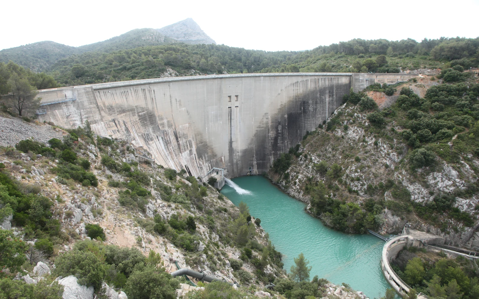Barrage de Bimont et eau turquoise dans le bassin en aval